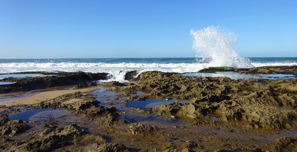 Spray of water onto rocks